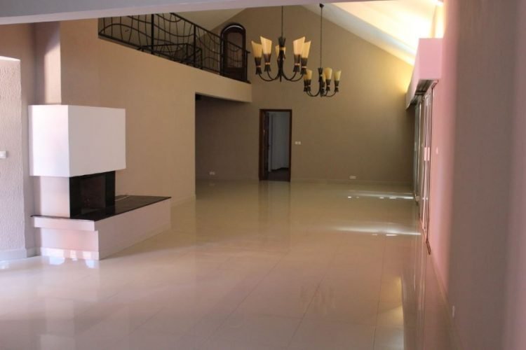 AMBATOBE GRANDE VILLA T8 DE STANDING AVEC GRAND JARDIN 1 MINUTES DU LYCEEE FRANCAIS – REF:2026-AOBV0310