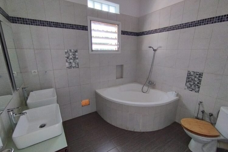 AMBATOBE GRANDE VILLA T5 AVEC PISCINE ET GRAND JARDIN ARBORé DANS UNE RESIDENCE SECURISEE A 2 MINUTES DU LYCEE FRANCAIS – REF:2026-AOBV0314