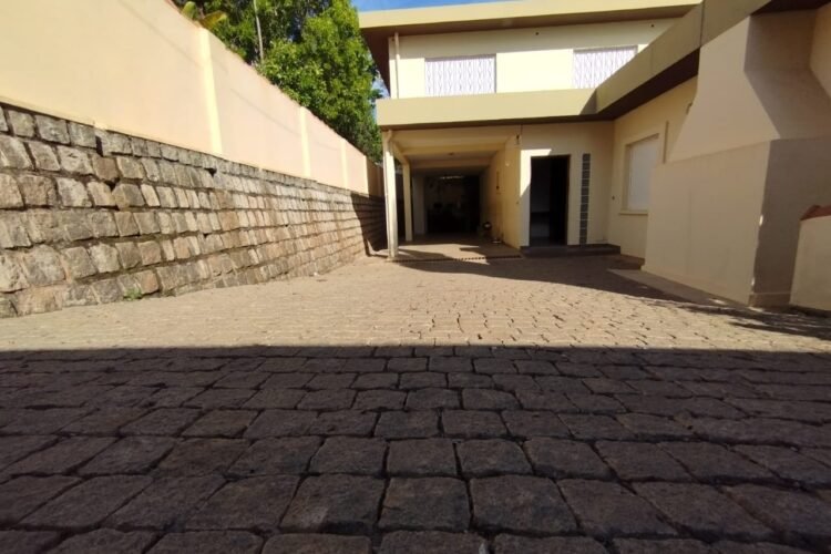 AMBATOBE GRANDE VILLA T5 AVEC PISCINE ET GRAND JARDIN ARBORé DANS UNE RESIDENCE SECURISEE A 2 MINUTES DU LYCEE FRANCAIS – REF:2026-AOBV0314