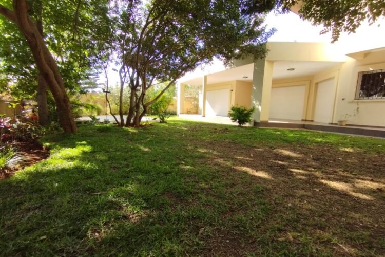 AMBATOBE GRANDE VILLA T5 AVEC PISCINE ET GRAND JARDIN ARBORé DANS UNE RESIDENCE SECURISEE A 2 MINUTES DU LYCEE FRANCAIS – REF:2026-AOBV0314