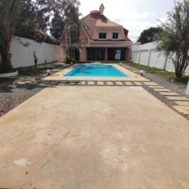 IVANDRY GRANDE VILLA T5 DE STANDING AVEC PISCINE – GRAND JARDIN ARBORé ET GROUPE ELECTROGENE DANS LE LOTISSEMENT BONNET A 2 PAS DES ECOLES – REF : 2026-IVV0302