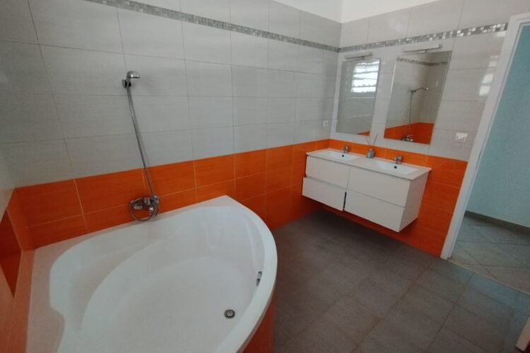 AMBATOBE GRANDE VILLA T5 AVEC PISCINE ET GRAND JARDIN ARBORé DANS UNE RESIDENCE SECURISEE A 2 MINUTES DU LYCEE FRANCAIS – REF:2026-AOBV0314