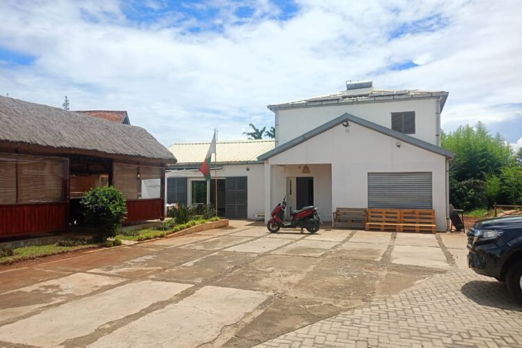 IVANDRY GRANDE VILLA T4 AVEC KIT SOLAIRE ET GRAND JARDIN SUR UN TERRAIN DE 1400M2 A USAGE MIXTE – REF :2026-IVV0305