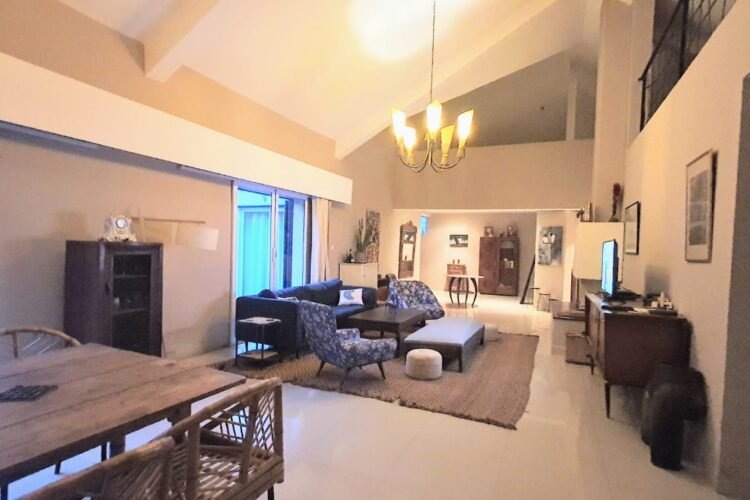 AMBATOBE GRANDE VILLA T8 DE STANDING AVEC GRAND JARDIN 1 MINUTES DU LYCEEE FRANCAIS – REF:2026-AOBV0310