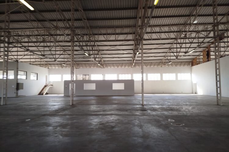 TANJOMBATO – GRAND ENTREPOT 4072M² AVEC UN GRAND PARKING  ET ACCES CAMIONS SEMI-REMORQUE SUR UN TERRAIN DE 1HA EN BORD DE ROUTE  – REF : 2026-TJE0301