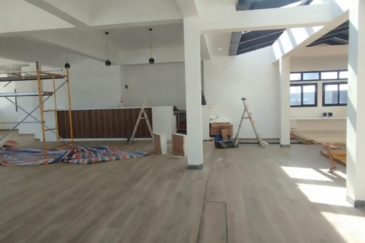 ANKORONDRANO – IMMEUBLE RENOVE DE STANDING DE 1000M² AVEC ENSEMBLE DE LOCAUX PROFESSIONNELS – BELLE VUE SUR LE LAC MASAY ET GRAND PARKING DANS UNE RESIDENCE SECURISEE – REF : 2026-ANKLC0410