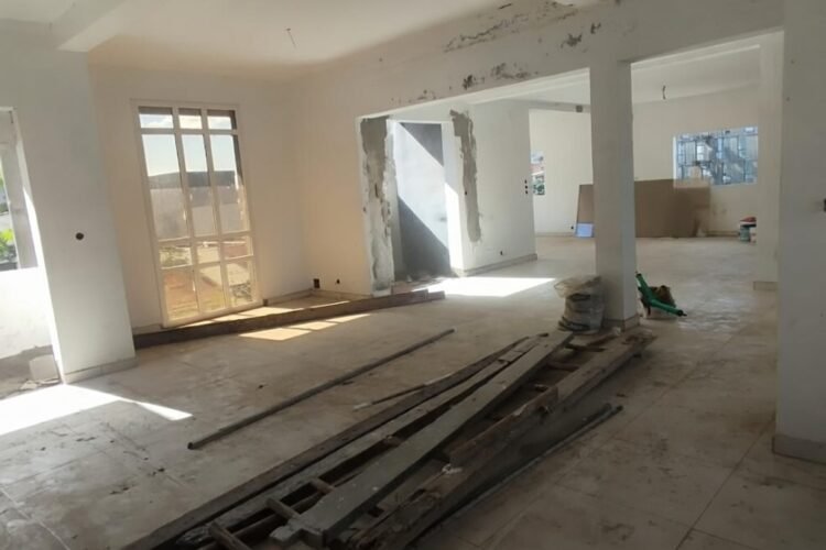 ANKORONDRANO – IMMEUBLE RENOVE DE STANDING DE 1000M² AVEC ENSEMBLE DE LOCAUX PROFESSIONNELS – BELLE VUE SUR LE LAC MASAY ET GRAND PARKING DANS UNE RESIDENCE SECURISEE – REF : 2026-ANKLC0410