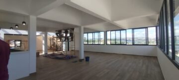 ANKORONDRANO – IMMEUBLE RENOVE DE STANDING DE 1000M² AVEC ENSEMBLE DE LOCAUX PROFESSIONNELS – BELLE VUE SUR LE LAC MASAY ET GRAND PARKING DANS UNE RESIDENCE SECURISEE – REF : 2026-ANKLC0410