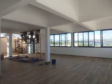 ANKORONDRANO – IMMEUBLE RENOVE DE STANDING DE 1000M² AVEC ENSEMBLE DE LOCAUX PROFESSIONNELS – BELLE VUE SUR LE LAC MASAY ET GRAND PARKING DANS UNE RESIDENCE SECURISEE – REF : 2026-ANKLC0410