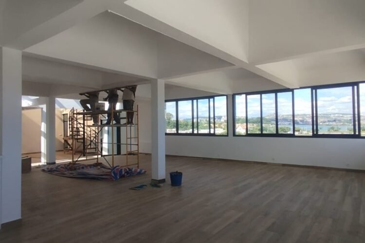 ANKORONDRANO – IMMEUBLE RENOVE DE STANDING DE 1000M² AVEC ENSEMBLE DE LOCAUX PROFESSIONNELS – BELLE VUE SUR LE LAC MASAY ET GRAND PARKING DANS UNE RESIDENCE SECURISEE – REF : 2026-ANKLC0410