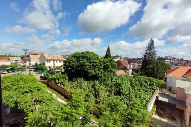 IVANDRY GRAND APPARTEMENT T4 MEUBLé AVEC GROUPE ELCTROGENE – ACTIVITES – BELLE VUE SUR LE LAC MASAY DANS UEN RESIDENCE A 1 MINUTE DES ECOLES – REF : 2026-IVA004