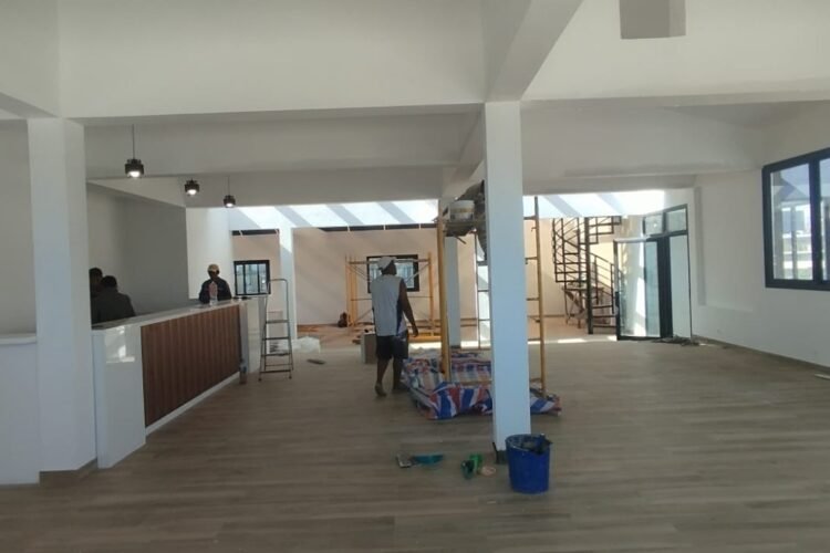 ANKORONDRANO – IMMEUBLE RENOVE DE STANDING DE 1000M² AVEC ENSEMBLE DE LOCAUX PROFESSIONNELS – BELLE VUE SUR LE LAC MASAY ET GRAND PARKING DANS UNE RESIDENCE SECURISEE – REF : 2026-ANKLC0410