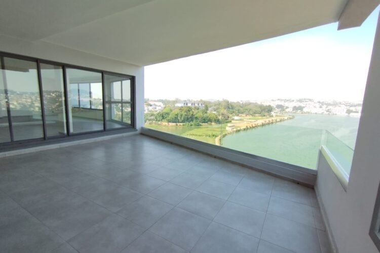 IVANDRY GRAND APPARTEMENT T6 EN BAIE VITREE DE 400M² AU BORD DU LAC MASAY AVEC BELLE VUE PANORAMIQUE DANS UNE RESIDENCE AVEC GROUPE ELECTROGENE ET ACTIVITES – REF :2026-IVA0105