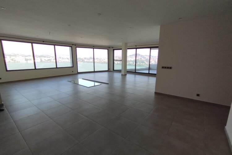 IVANDRY GRAND APPARTEMENT T6 EN BAIE VITREE DE 400M² AU BORD DU LAC MASAY AVEC BELLE VUE PANORAMIQUE DANS UNE RESIDENCE AVEC GROUPE ELECTROGENE ET ACTIVITES – REF :2026-IVA0105