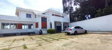 A 1 MINUTE D’ANKORONDRANO – LOCAL BUREAU /VILLA T9 DE 600M² AVEC GRAND PARKING AVEC BELLE VUE SUR LE LAC MASAY A DEUX PAS DE LA ROUTE PRINCIPALE A ANDRANOBEVAVA MASAY – REF : 2026-ABVVLC0401