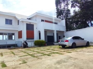 A 1 MINUTE D’ANKORONDRANO – LOCAL BUREAU /VILLA T9 DE 600M² AVEC GRAND PARKING AVEC BELLE VUE SUR LE LAC MASAY A DEUX PAS DE LA ROUTE PRINCIPALE A ANDRANOBEVAVA MASAY – REF : 2026-ABVVLC0401