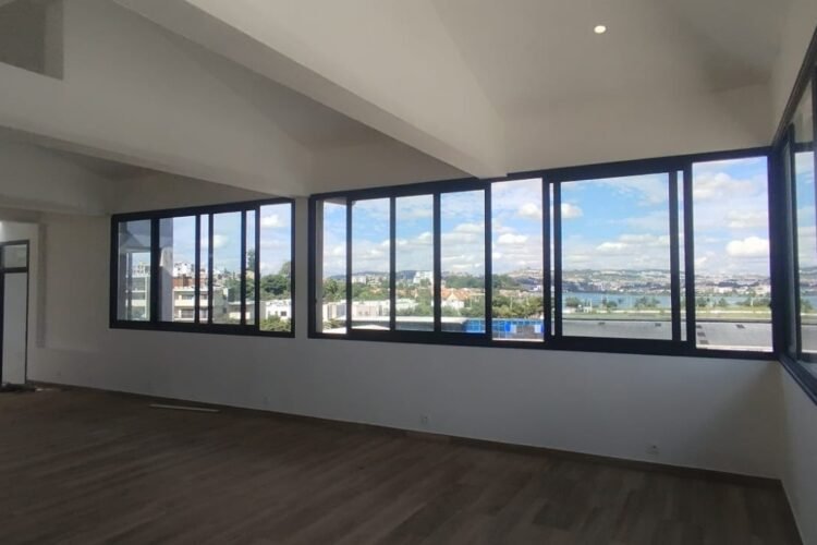 ANKORONDRANO – IMMEUBLE RENOVE DE STANDING DE 1000M² AVEC ENSEMBLE DE LOCAUX PROFESSIONNELS – BELLE VUE SUR LE LAC MASAY ET GRAND PARKING DANS UNE RESIDENCE SECURISEE – REF : 2026-ANKLC0410