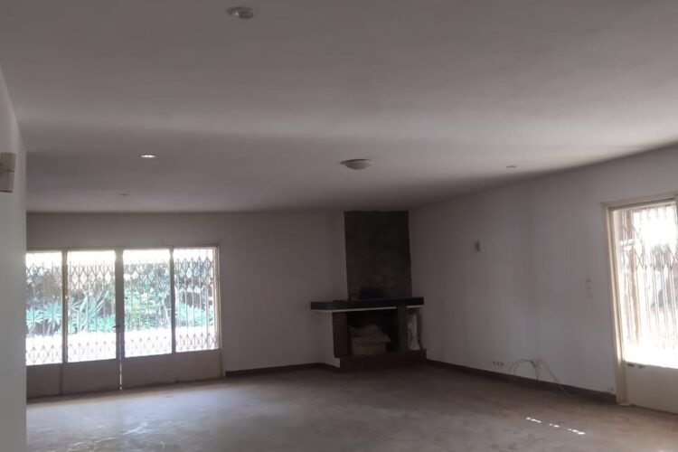 AMBATOBE GRANDE VILLA BASSE T5 AVEC GRAND JARDIN ARBORE ET PISCINE A 2 PAS DU LYCEE FRANCAIS A USAGE HABITATION OU BUREAU – REF : 2026-aobv0507