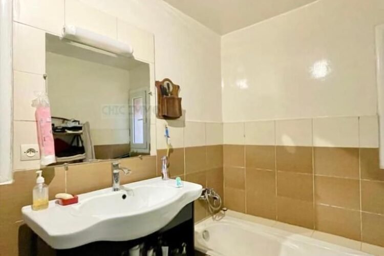AMBATOBE VILLA T5  STYLE TRADITIONNEL SEMI MEUBLEE AVEC GRAND JARDIN ARBORE A 1 MINUTES  DU LYCEE FRANCAIS  – REF : 2026-AOBV0512