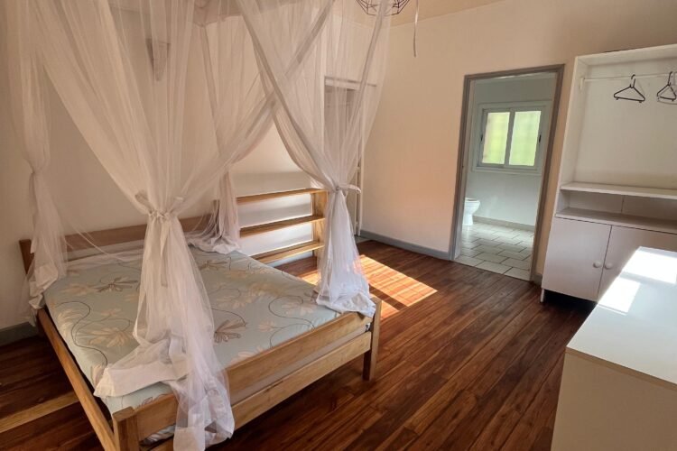 AMBATOBE VILLA T5  STYLE TRADITIONNEL SEMI MEUBLEE AVEC GRAND JARDIN ARBORE A 1 MINUTES  DU LYCEE FRANCAIS  – REF : 2026-AOBV0512