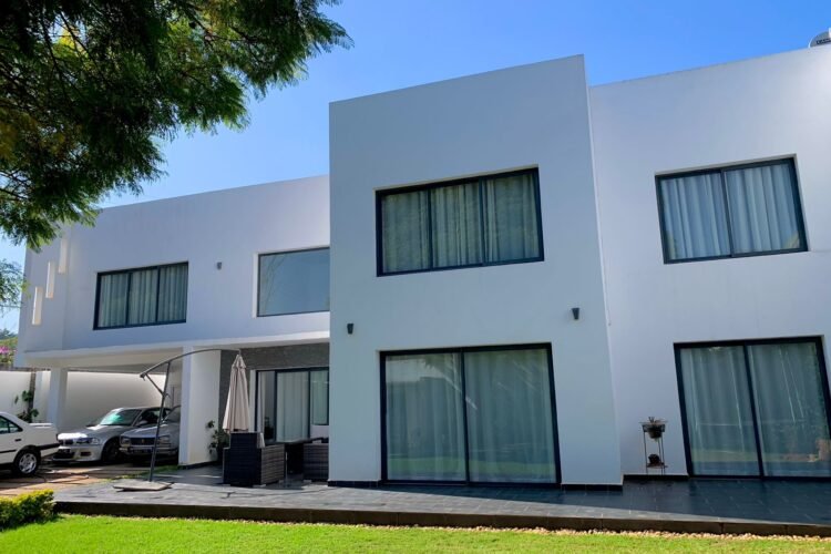 AMBATOBE GRANDE VILLA MODERNE T6 (MEUBLEE) AVEC JARDIN MOYEN A 2 PAS DU LYCEE FRANCAIS – REF  : 2026-AOBV0511