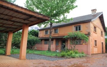 AMBATOBE VILLA T5  STYLE TRADITIONNEL SEMI MEUBLEE AVEC GRAND JARDIN ARBORE A 1 MINUTES  DU LYCEE FRANCAIS  – REF : 2026-AOBV0512