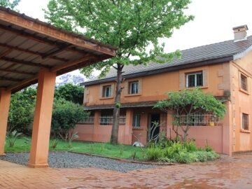 AMBATOBE VILLA T5  STYLE TRADITIONNEL SEMI MEUBLEE AVEC GRAND JARDIN ARBORE A 1 MINUTES  DU LYCEE FRANCAIS  – REF : 2026-AOBV0512