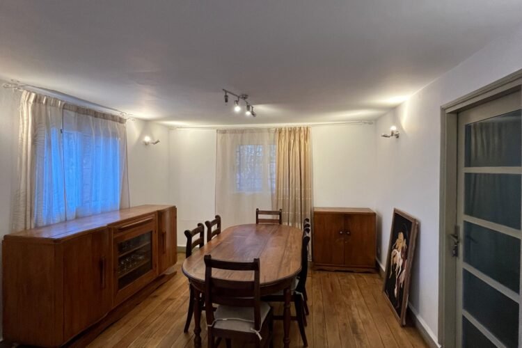 AMBATOBE VILLA T5  STYLE TRADITIONNEL SEMI MEUBLEE AVEC GRAND JARDIN ARBORE A 1 MINUTES  DU LYCEE FRANCAIS  – REF : 2026-AOBV0512