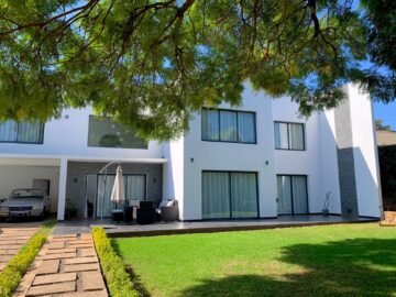 AMBATOBE GRANDE VILLA MODERNE T6 (MEUBLEE) AVEC JARDIN MOYEN A 2 PAS DU LYCEE FRANCAIS – REF  : 2026-AOBV0511