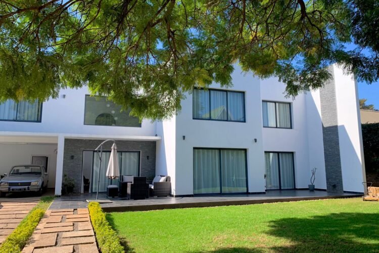 AMBATOBE GRANDE VILLA MODERNE T6 (MEUBLEE) AVEC JARDIN MOYEN A 2 PAS DU LYCEE FRANCAIS – REF  : 2026-AOBV0511