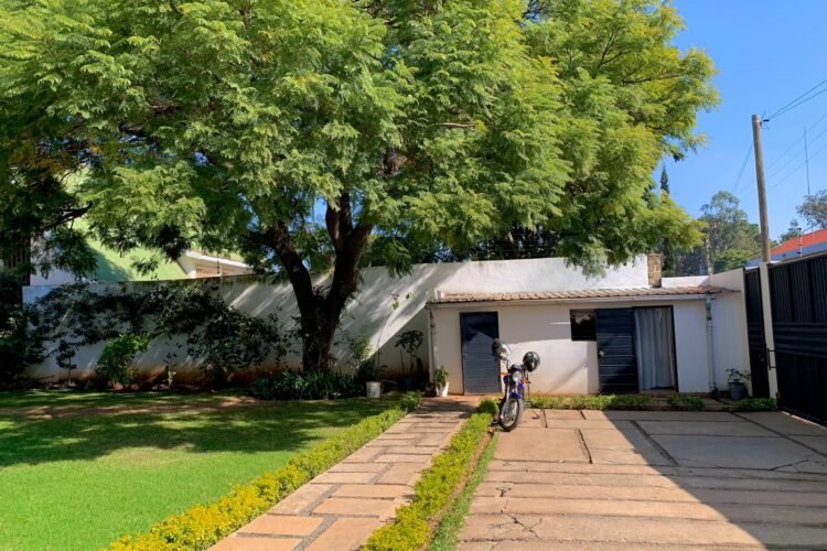 AMBATOBE GRANDE VILLA MODERNE T6 (MEUBLEE) AVEC JARDIN MOYEN A 2 PAS DU LYCEE FRANCAIS – REF  : 2026-AOBV0511