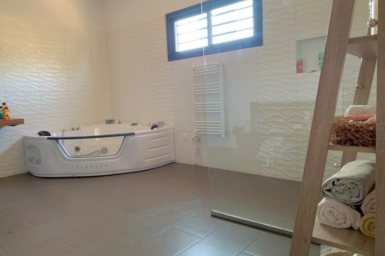 AMBATOBE GRANDE VILLA MODERNE T6 (MEUBLEE) AVEC JARDIN MOYEN A 2 PAS DU LYCEE FRANCAIS – REF  : 2026-AOBV0511