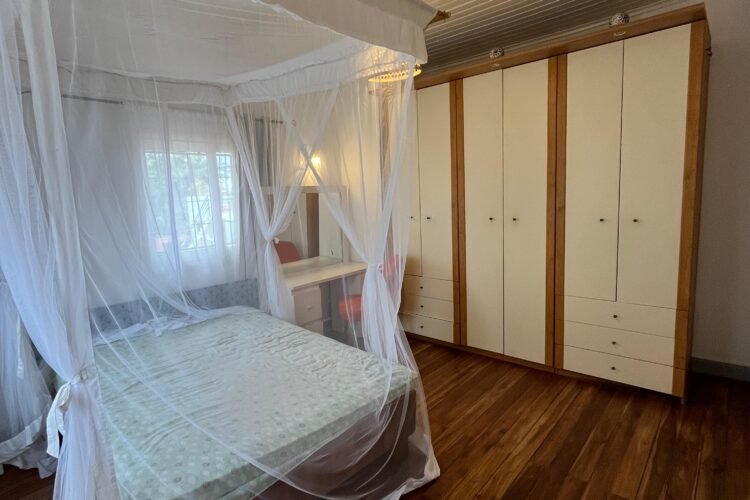 AMBATOBE VILLA T5  STYLE TRADITIONNEL SEMI MEUBLEE AVEC GRAND JARDIN ARBORE A 1 MINUTES  DU LYCEE FRANCAIS  – REF : 2026-AOBV0512