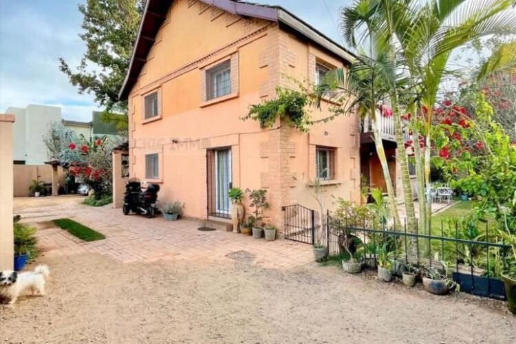 AMBATOBE VILLA T5  STYLE TRADITIONNEL SEMI MEUBLEE AVEC GRAND JARDIN ARBORE A 1 MINUTES  DU LYCEE FRANCAIS  – REF : 2026-AOBV0512
