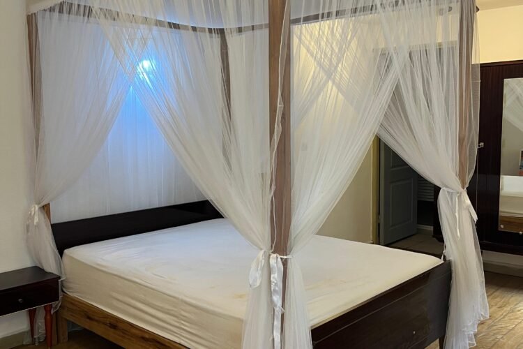 AMBATOBE VILLA T5  STYLE TRADITIONNEL SEMI MEUBLEE AVEC GRAND JARDIN ARBORE A 1 MINUTES  DU LYCEE FRANCAIS  – REF : 2026-AOBV0512