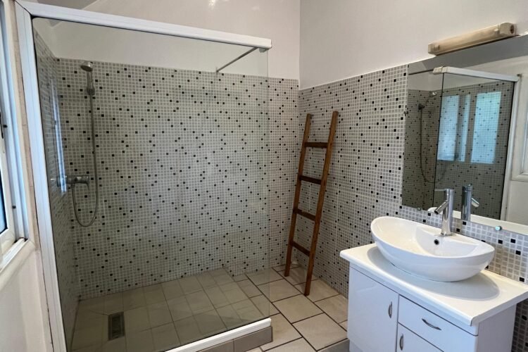 AMBATOBE VILLA T5  STYLE TRADITIONNEL SEMI MEUBLEE AVEC GRAND JARDIN ARBORE A 1 MINUTES  DU LYCEE FRANCAIS  – REF : 2026-AOBV0512