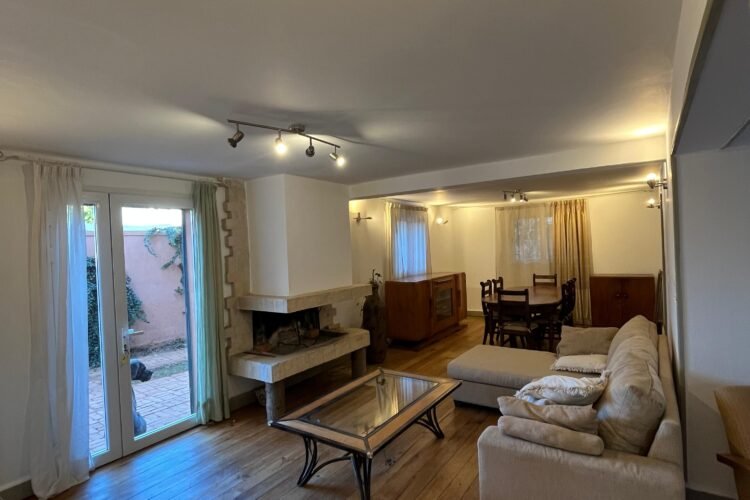 AMBATOBE VILLA T5  STYLE TRADITIONNEL SEMI MEUBLEE AVEC GRAND JARDIN ARBORE A 1 MINUTES  DU LYCEE FRANCAIS  – REF : 2026-AOBV0512