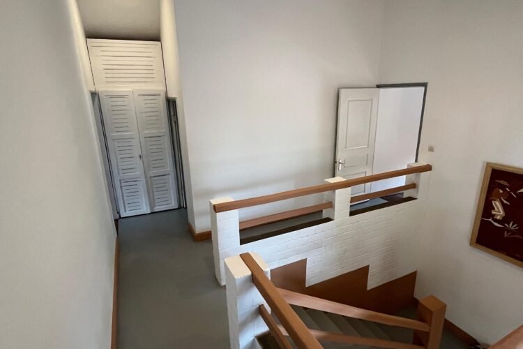 AMBATOBE VILLA T5  STYLE TRADITIONNEL SEMI MEUBLEE AVEC GRAND JARDIN ARBORE A 1 MINUTES  DU LYCEE FRANCAIS  – REF : 2026-AOBV0512