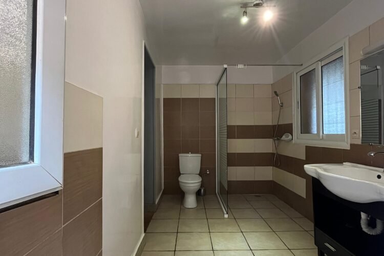 AMBATOBE VILLA T5  STYLE TRADITIONNEL SEMI MEUBLEE AVEC GRAND JARDIN ARBORE A 1 MINUTES  DU LYCEE FRANCAIS  – REF : 2026-AOBV0512