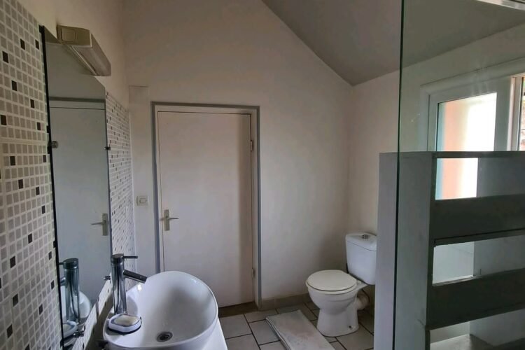 AMBATOBE VILLA T5  STYLE TRADITIONNEL SEMI MEUBLEE AVEC GRAND JARDIN ARBORE A 1 MINUTES  DU LYCEE FRANCAIS  – REF : 2026-AOBV0512