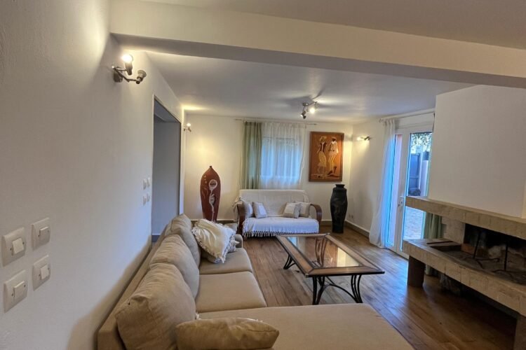 AMBATOBE VILLA T5  STYLE TRADITIONNEL SEMI MEUBLEE AVEC GRAND JARDIN ARBORE A 1 MINUTES  DU LYCEE FRANCAIS  – REF : 2026-AOBV0512
