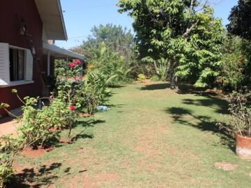 AMBATOBE GRANDE VILLA BASSE T5 AVEC GRAND JARDIN ARBORE ET PISCINE A 2 PAS DU LYCEE FRANCAIS A USAGE HABITATION OU BUREAU – REF : 2026-aobv0507