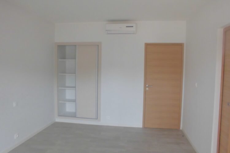 IVANDRY GRAND APPARTEMENT T3 AVEC GRAND JARIDN ARBORé – ACTIVITéS ET GROUPE ELECTROGENE DANS UNE RESIDENCE A 1 MINUTE DES ECOLES – REF : 2026-IVA0605