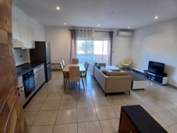 AMBATOBE – APPARTEMENT T3 ENTIEREMENT MEUBLE DANS UNE RESIDENCE AVEC ASCENSEUR -GROUPE ELECTROGENE ET PISCINE A 2 PAS DE LEADER PRICE ET 1 MINUTE DU LYCEE FRAINCAIS – REF : 2026-AOBA0754
