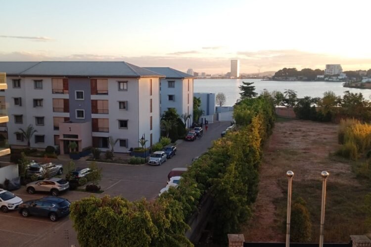 IVANDRY MASAY APPARTEMENT T2 MEUBLE EQUIPE DANS UNE RESIDENCE AVEC PISCINE -JARDIN ARBORE – GROUPE ELECTROGENE ET BELLE VUE SUR LE LAC  MASAY A 2 PAS D’ANKORONDRANO – REF 2026-IVA0706