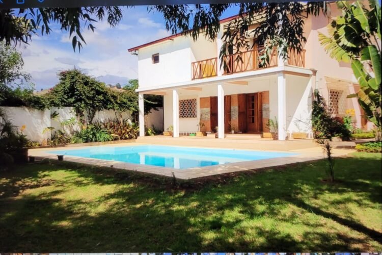 AMBATOBE GRANDE VILLA T4 AVEC GRAND JARDIN ARBORE ET PISCINE A 1 MINUTES DU LYCEE FRANCAIS – REF : 2026-AOBV0703