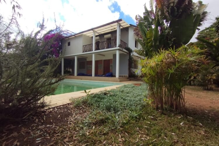 AMBATOBE GRANDE VILLA T4 AVEC GRAND JARDIN ARBORE ET PISCINE A 1 MINUTES DU LYCEE FRANCAIS – REF : 2026-AOBV0703