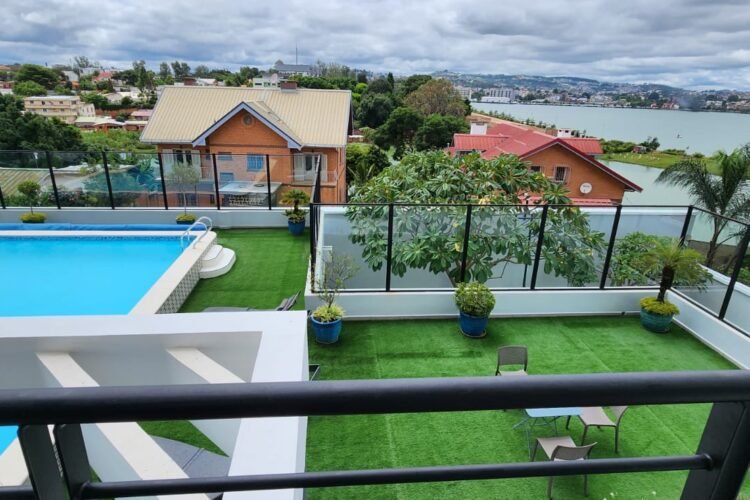 A VENDRE – IVANDRY IVANDRY GRAND APPARETEMENT T3 ENTIEREMENT MODERNE AVEC BELLE VUE SUR LE LAC MASAY-PISCINE -SALLE DE SPORT-GROUPE ELECTROGENE DANS UNE RESIDENCE AU BORD DU LAC MASAY A 1 MINUTE DES ECOLES – REF : 2026-VIVA0801