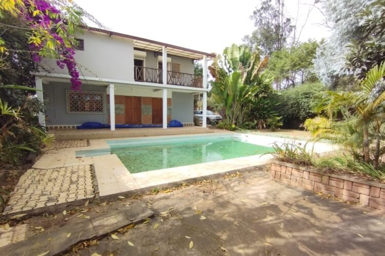 AMBATOBE GRANDE VILLA T4 AVEC GRAND JARDIN ARBORE ET PISCINE A 1 MINUTES DU LYCEE FRANCAIS – REF : 2026-AOBV0703
