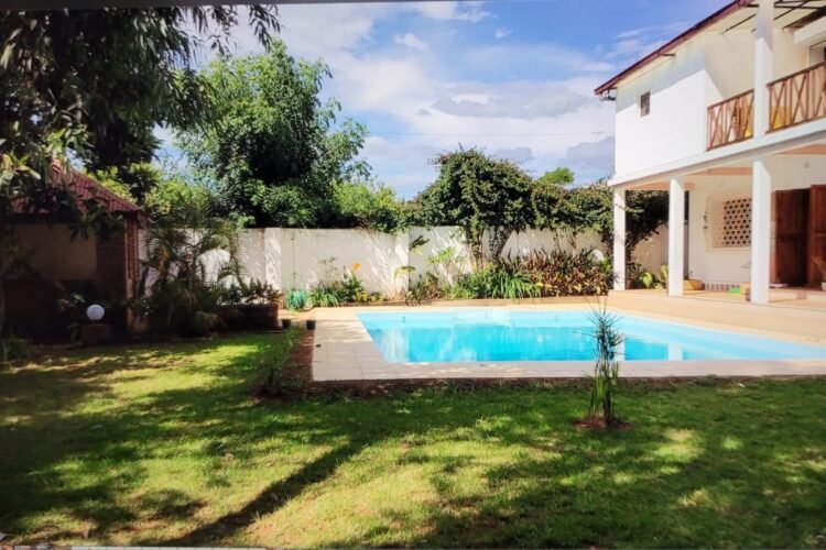 AMBATOBE GRANDE VILLA T4 AVEC GRAND JARDIN ARBORE ET PISCINE A 1 MINUTES DU LYCEE FRANCAIS – REF : 2026-AOBV0703